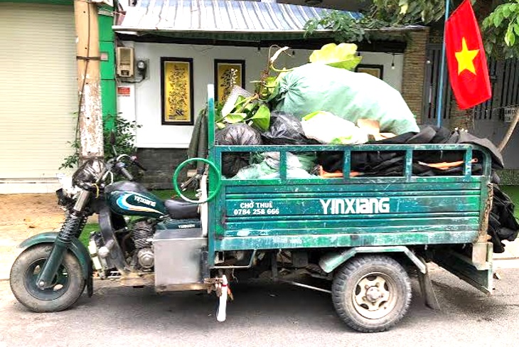 Bốc rác cồng kềnh lên xe tải