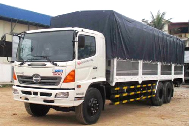 Bốc dỡ kính cần nhiều người