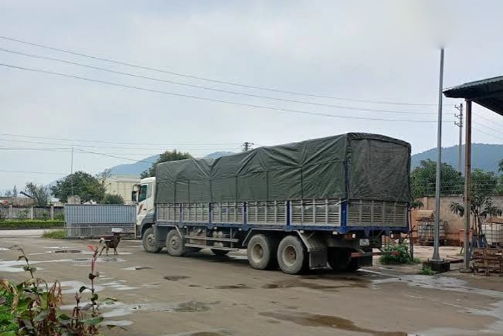 Bốc dỡ phuy cần xe nâng hoặc bốn người