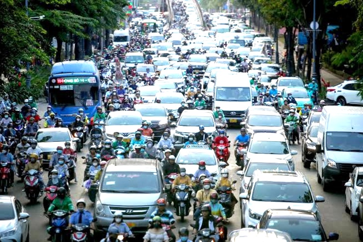 Xếp đồ lên xe chuyển nhà TPHCM đi Bắc Ninh, tủ lạnh và thùng đồ