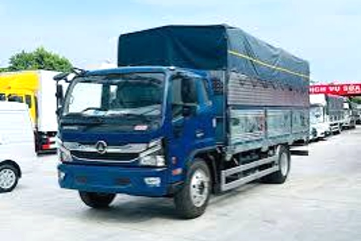 Xếp đồ nhà nguyên căn lên xe chuyển nhà TPHCM đi Cà Mau, xe máy dựng đứng sát vách thùng