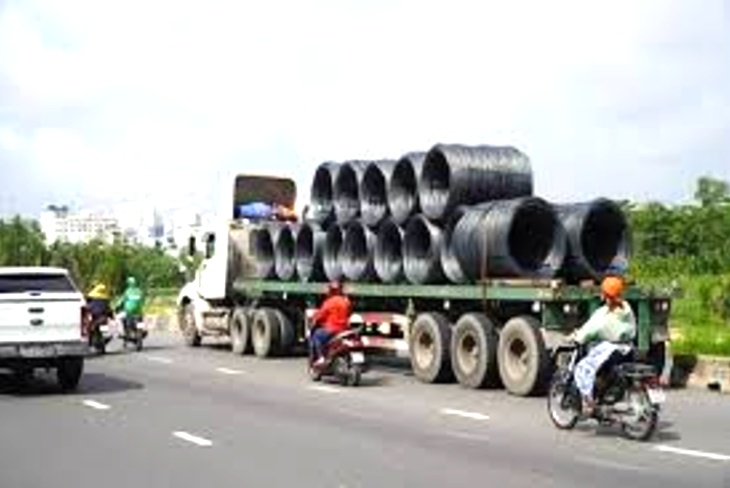 Xếp đồ gỗ lên xe chuyển nhà TPHCM đi Khánh Hòa