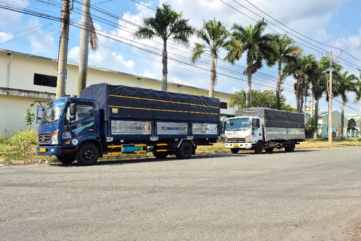Xếp tủ mát và kệ sắt lên xe chuyển nhà TPHCM đi Quảng Ngãi