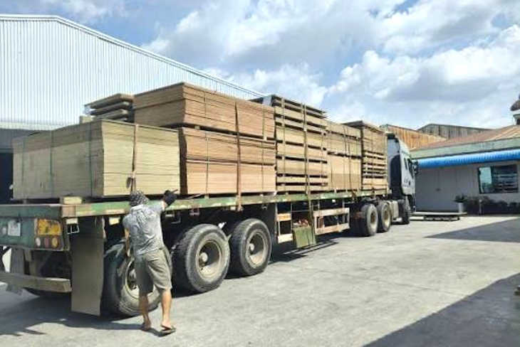 Xe container Đà Nẵng ra Hà Nội xếp đồ văn phòng tại cửa kho