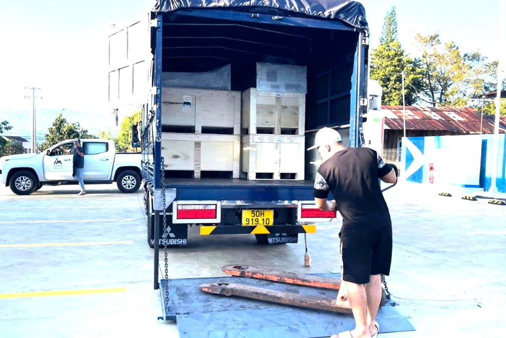 Xe tải 6m có bàn nâng hạ tại Quận 6 bốc hàng trong hẻm