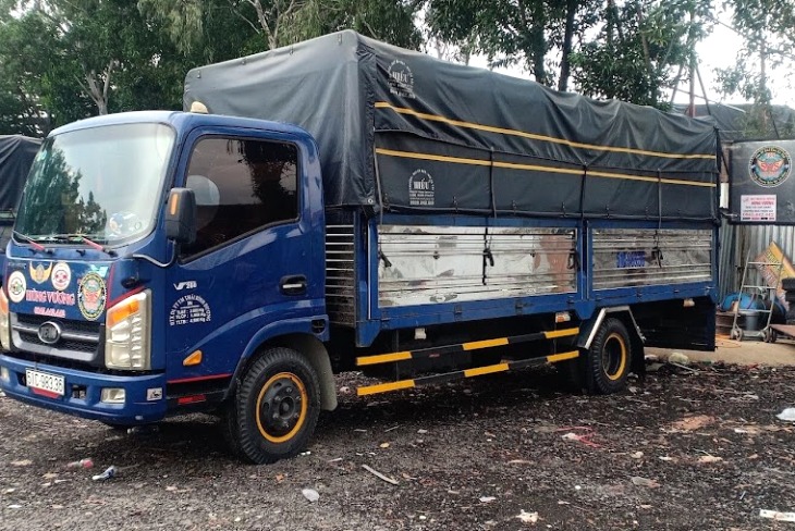 Xe tải 6m có bàn nâng hạ đi Cần Giờ